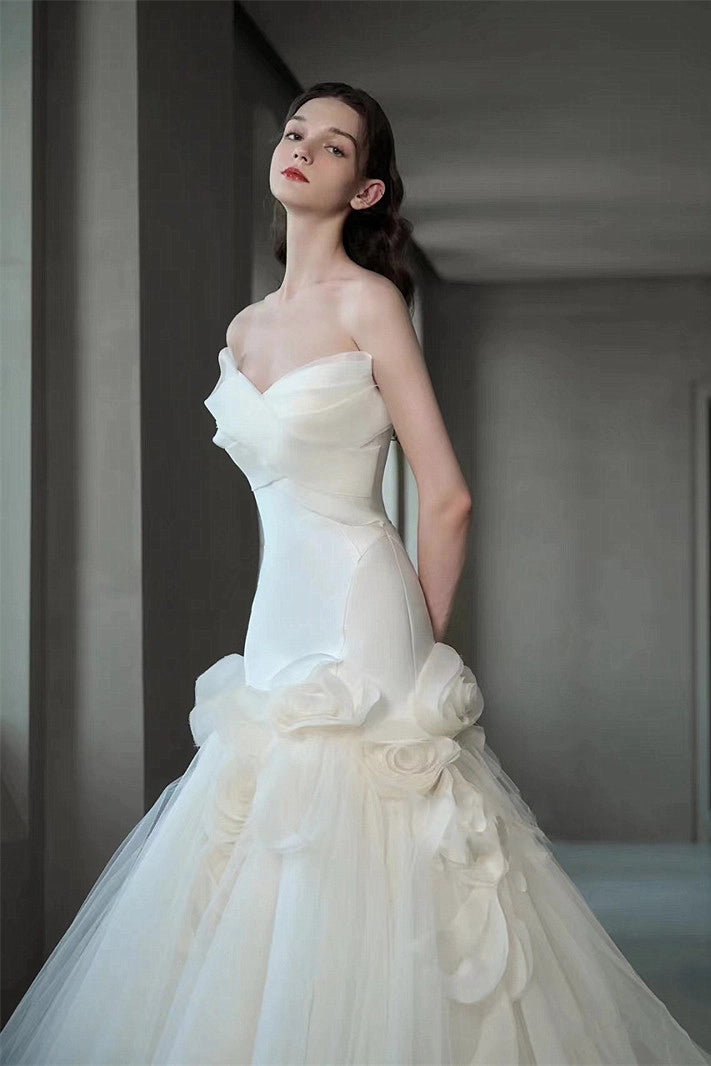 Détail du bustier en satin avec baleines intégrées de la robe de mariée sirène.