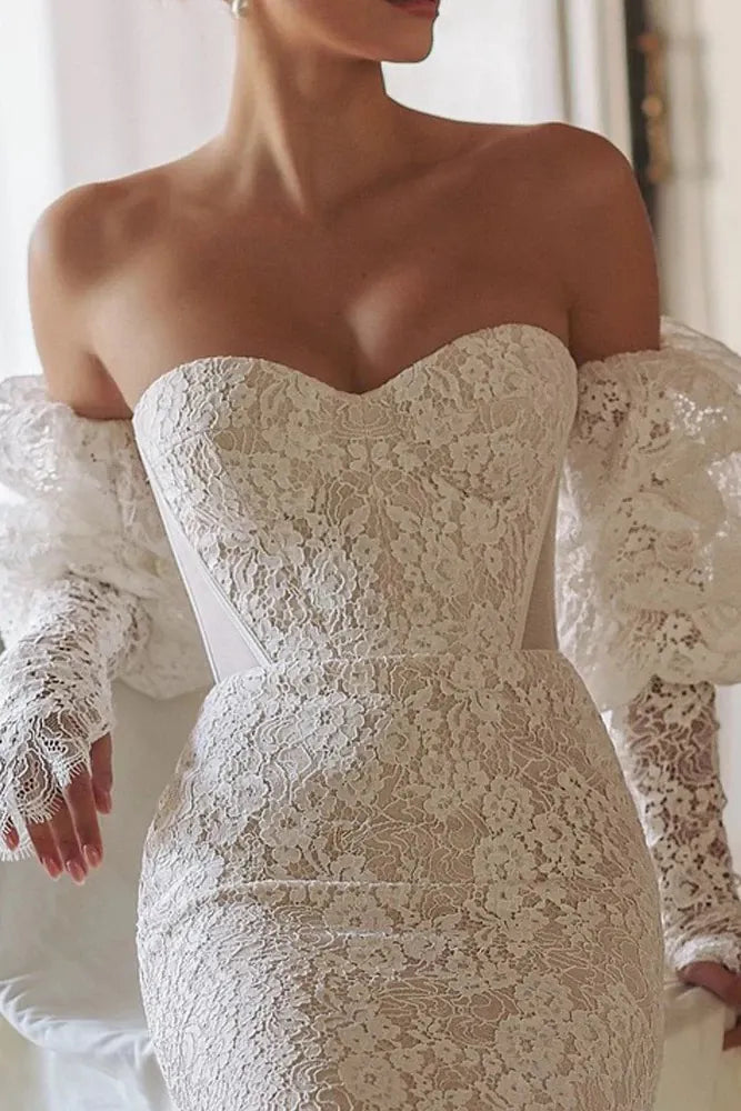 Gros plan sur le volume de la manche soutenu par un tulle rigide invisible sous la dentelle.