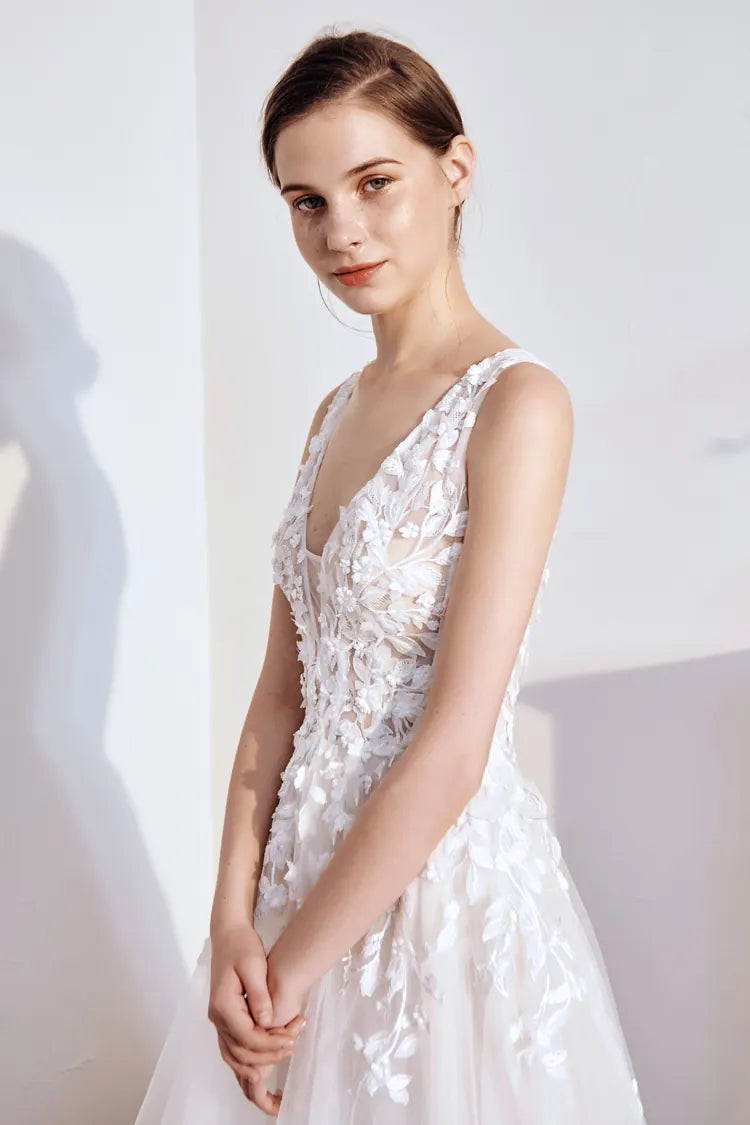 Jeux de transparence et broderies délicates sur le corsage.