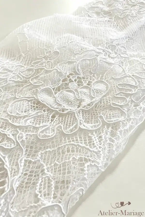Zoom sur le placement manuel des motifs de dentelle fine pour un effet seconde peau unique.