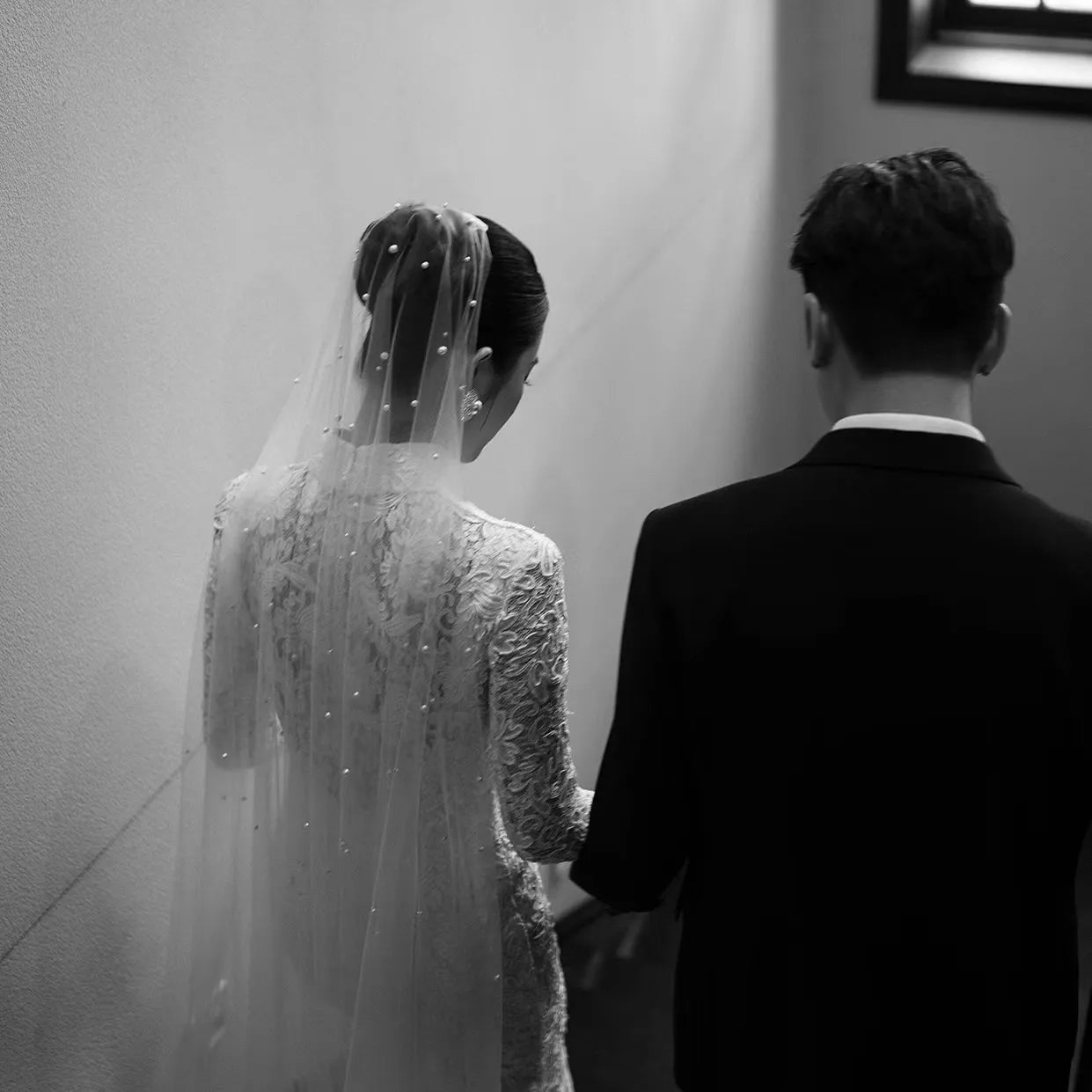 Détails de dentelle perlée sur une robe de mariée orientale vintage sur-mesure