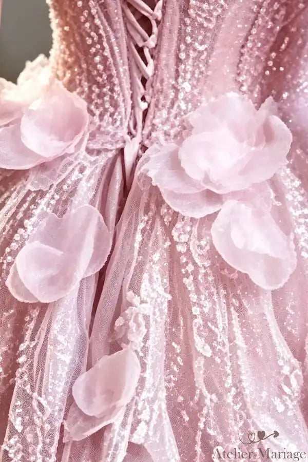 Gros plan sur les fleurs 3D en organza et tulle scintillant rose blush, Atelier-Mariage.fr.