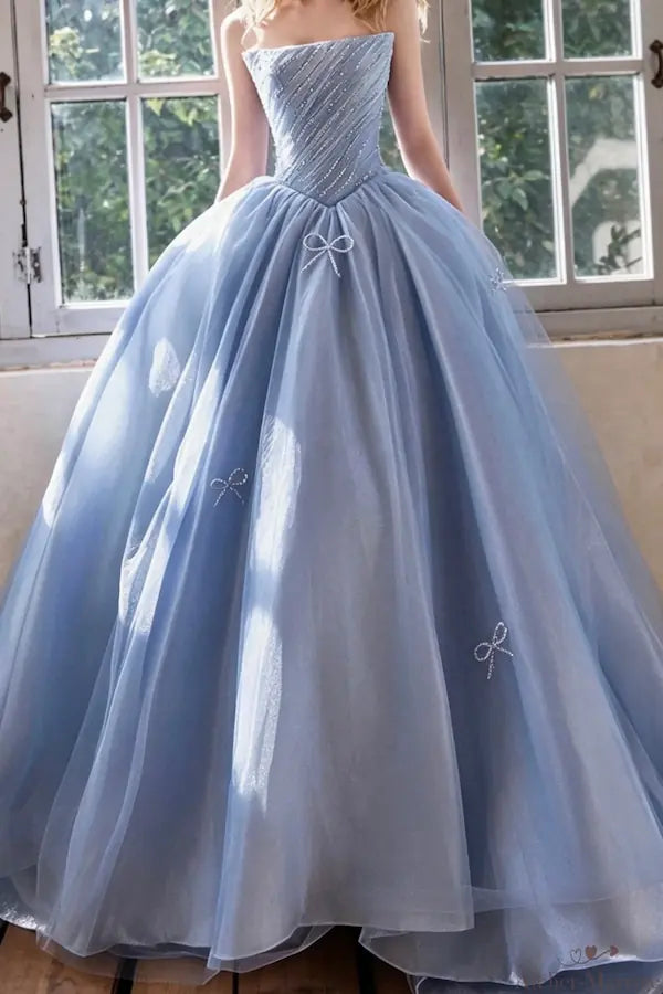 Gros plan sur les noeuds 3D scintillants et la texture féerique du tulle bleu étoile.