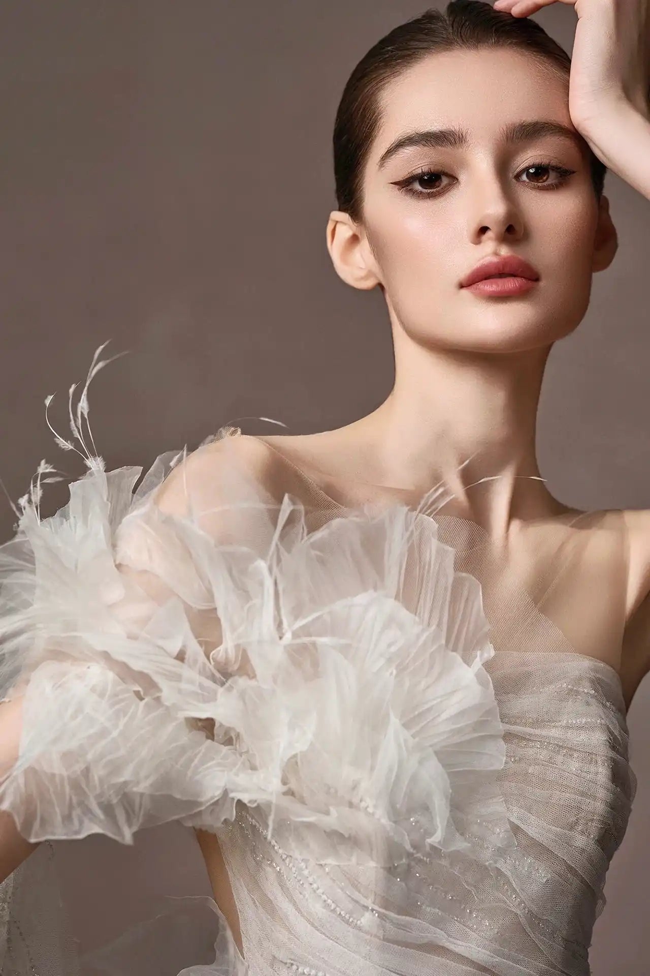 Gros plan sur les plumes naturelles frémissantes et les fleurs texturées.