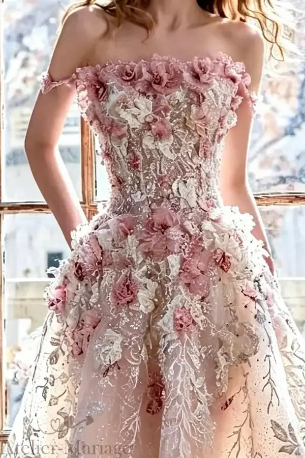 Détail de la couture à la taille et superposition de dentelle florale sur tulle pailleté pour une robe de mariée haute couture.