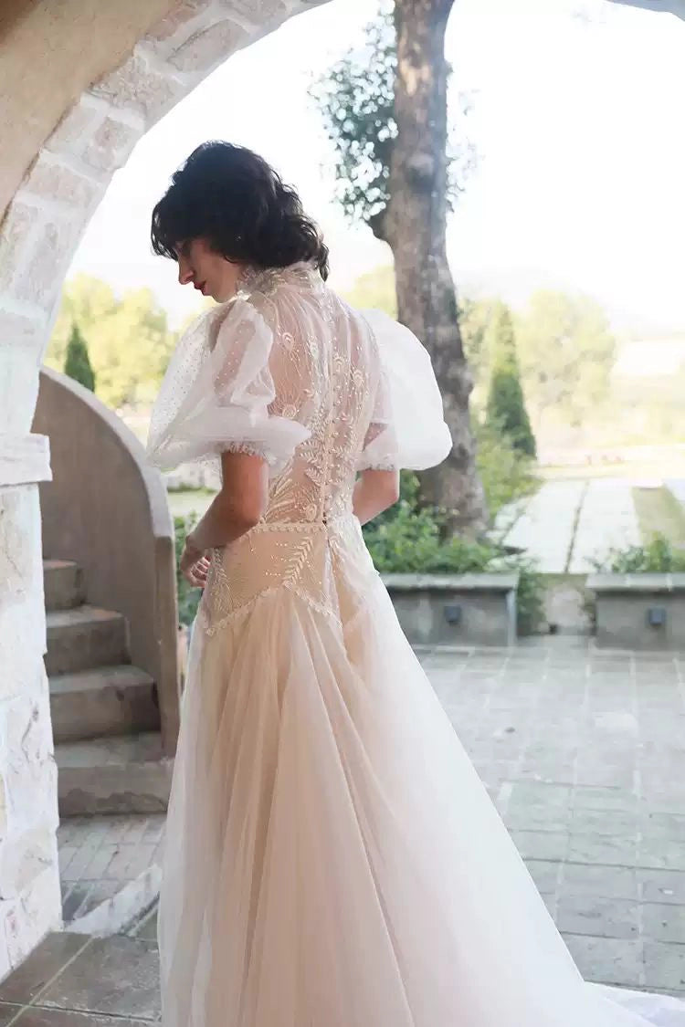 Détail du dos boutonné avec transparence sur une robe de mariée vintage à manches bouffantes