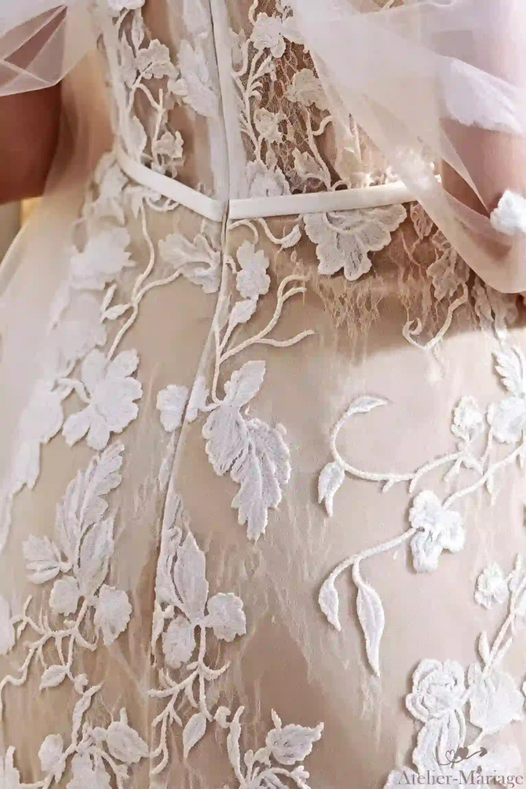 Vue rapprochée de la dentelle dans le dos, effet seconde peau et finitions artisanales.