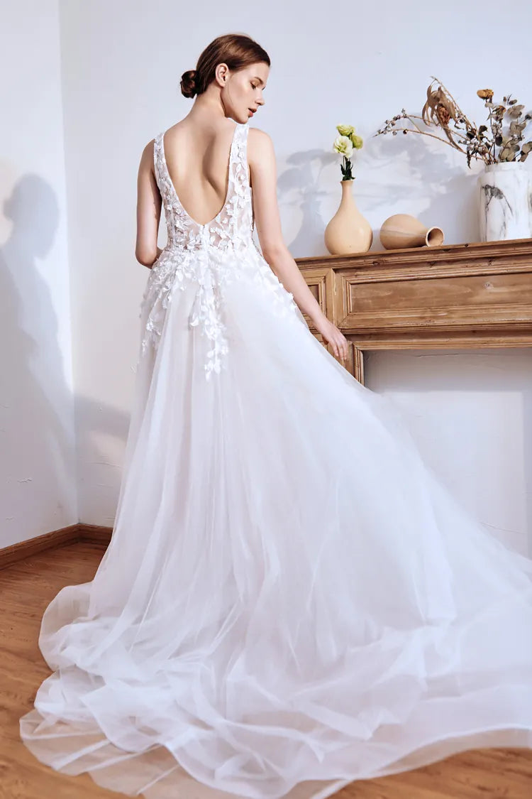 Un dos nu spectaculaire et profond pour une mariée inoubliable.