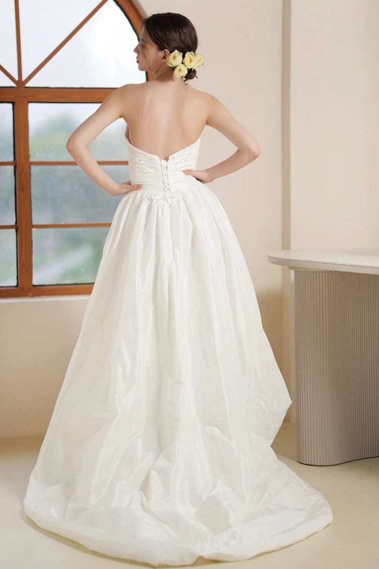 Superbe laçage corset au dos assurant un ajustement sur-mesure de la robe.