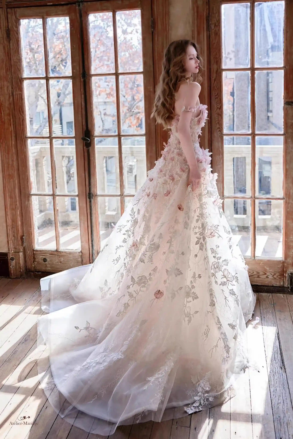 Vue de dos d'une robe de mariée blush montrant la fermeture à lacet corset et le dos nu.
