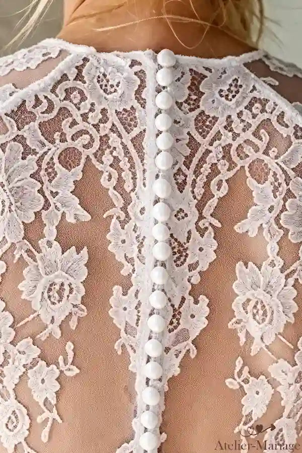 Jeu de transparence magnifique sur le dos nu avec motifs de fleurs en dentelle.