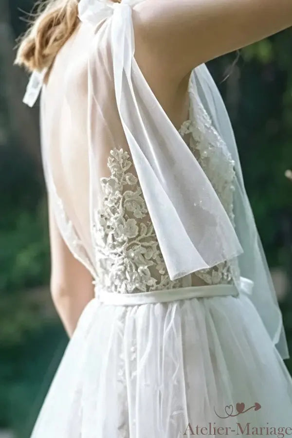 Dos nu plongeant encadré de dentelle perlée pour une mariée moderne et sensuelle.