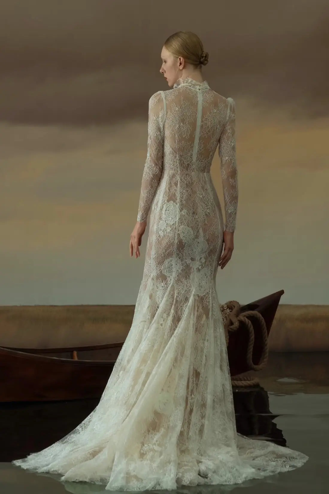 Majestueuse traîne en dentelle d'une robe de mariée sirène vintage couleur ivoire.