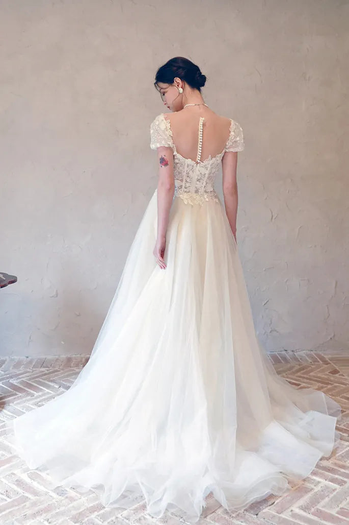 Vue arrière montrant la chute de reins et le volume du tulle.