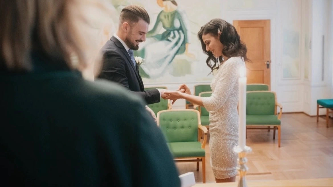 Échange des alliances à la mairie, la mariée porte une élégante robe courte bohème pour son mariage civil