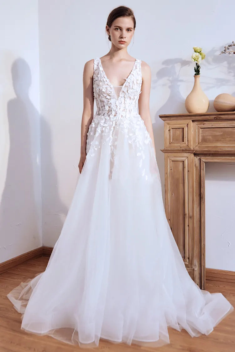 Essayage de la robe de mariée dos nu dans notre atelier artisanal.