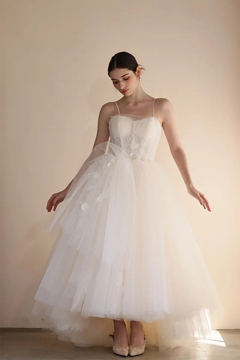 Essayage d'une robe de mariée originale et moderne dans notre atelier.