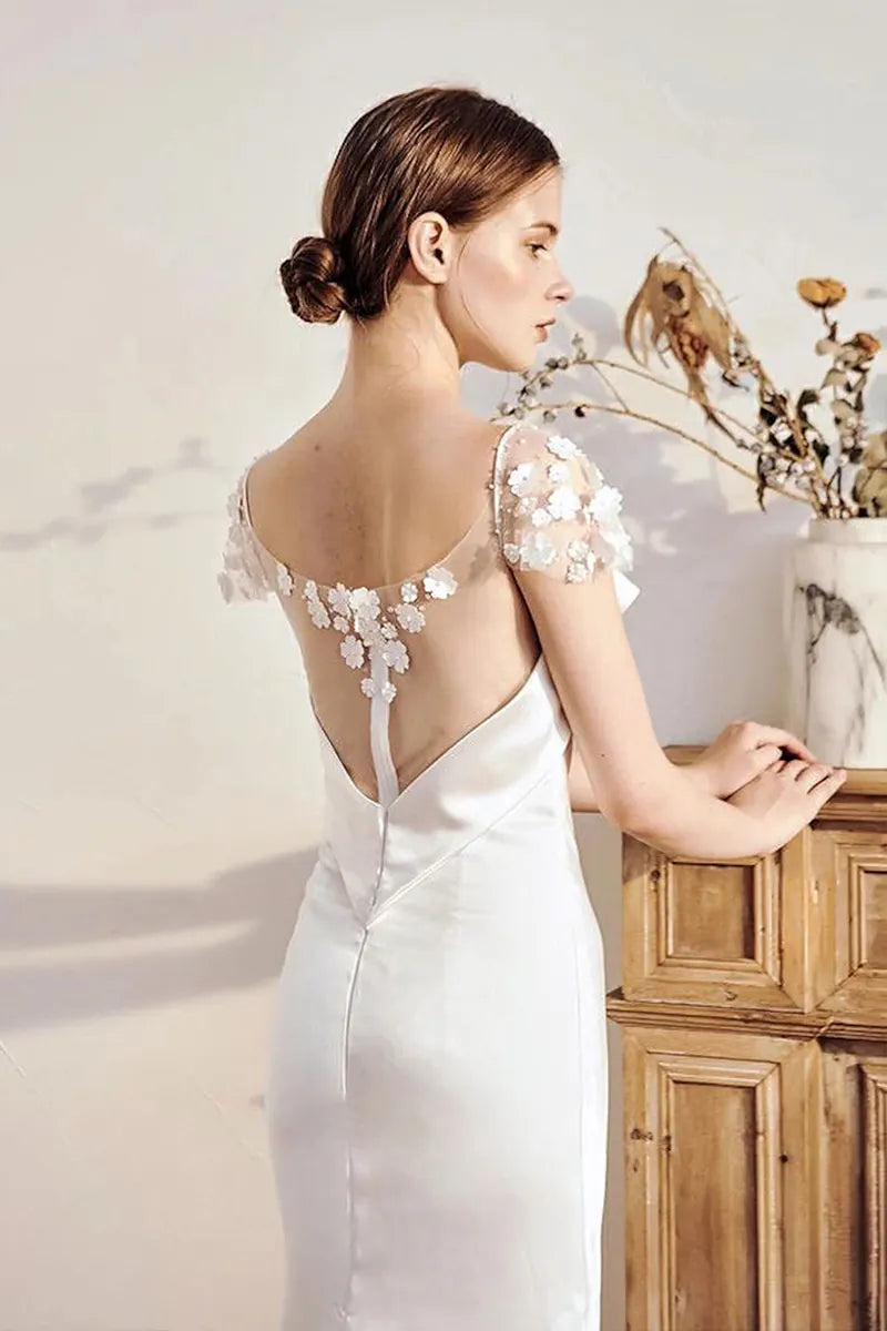 Essayage d'une robe de mariée en satin dos nu dans notre atelier.