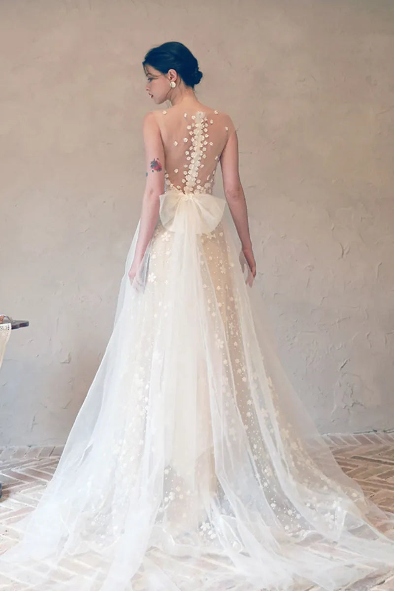 Robe de mariée fleurie avec décolleté et dos nu en dentelle délicate