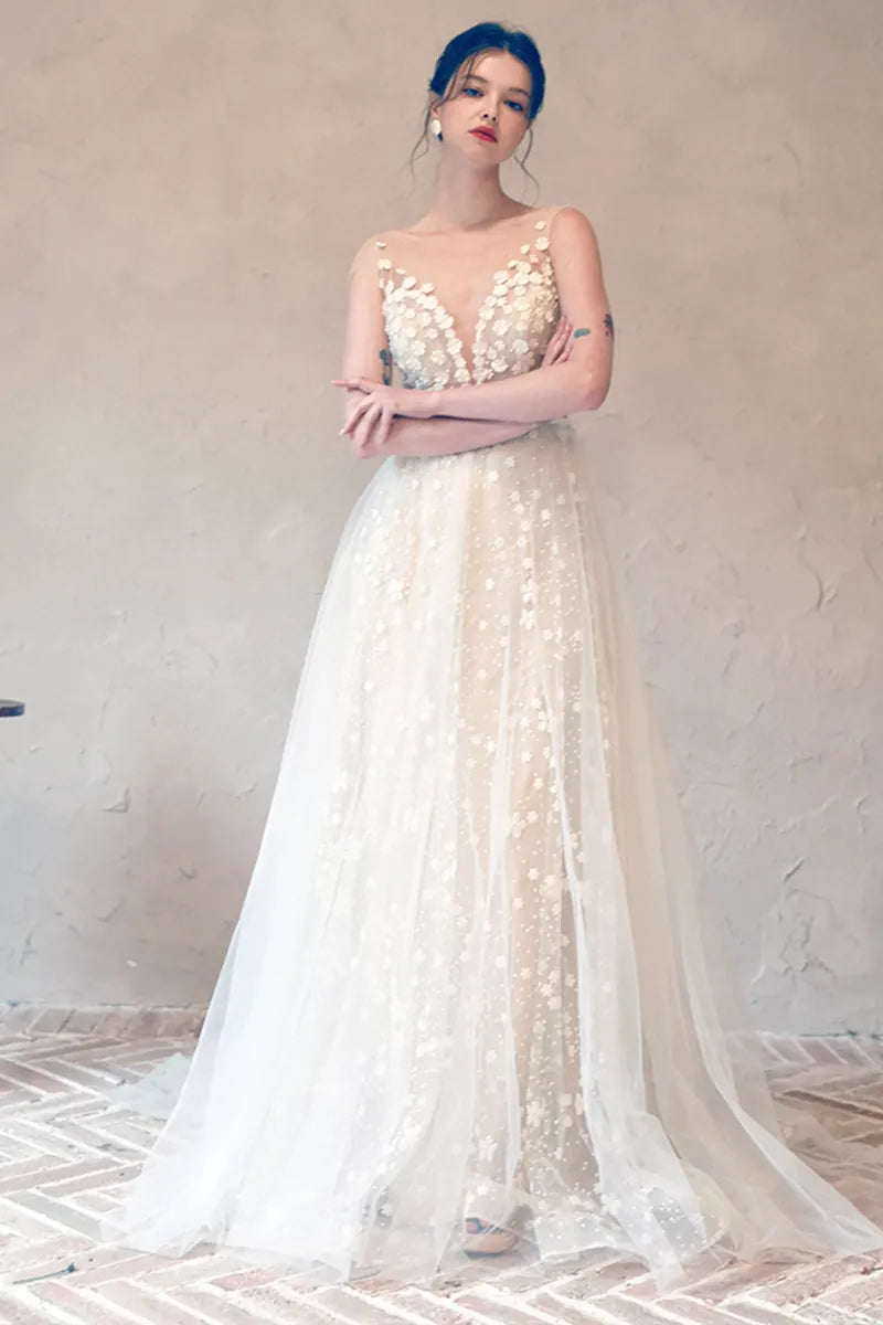 Robe de mariée avec un décolleté en V très étroit et architectural