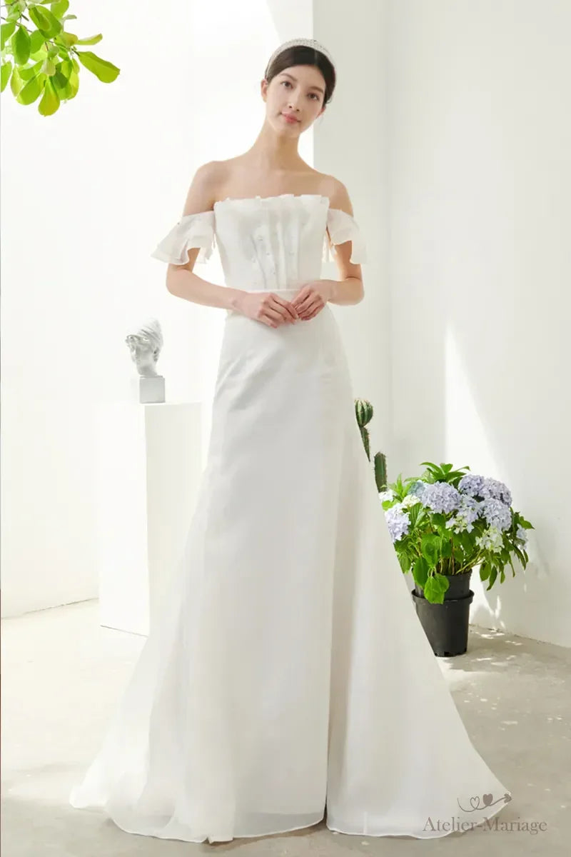 Femme très belle en robe de mariée chic et simple bohème