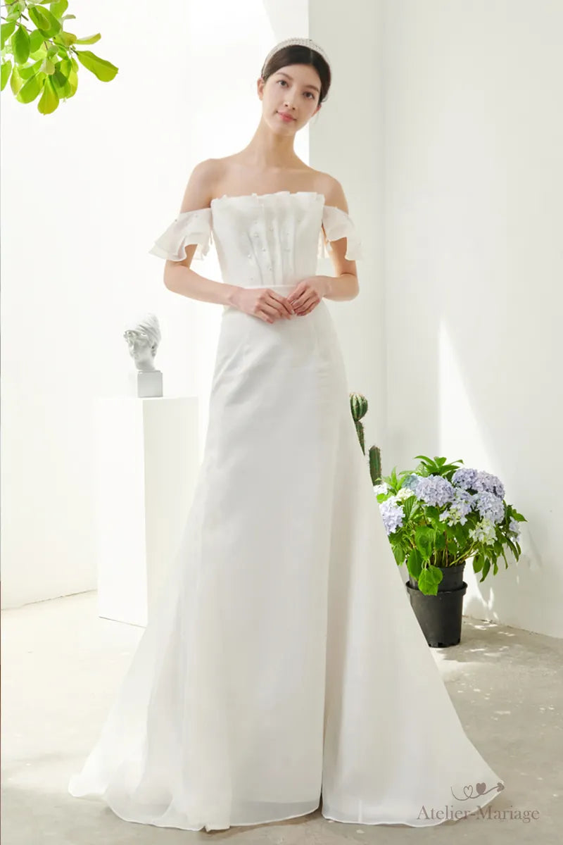Femme très belle en robe de mariée chic et simple bohème
