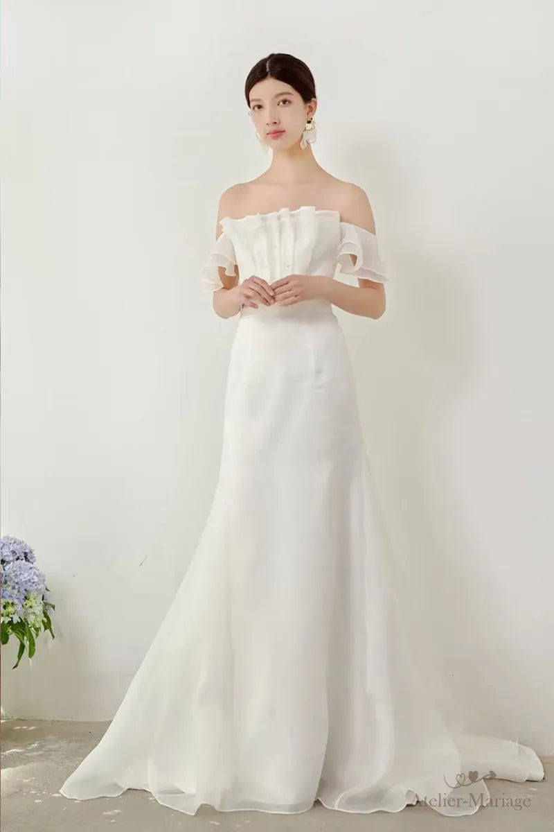 Femme très belle en robe de mariée blanche