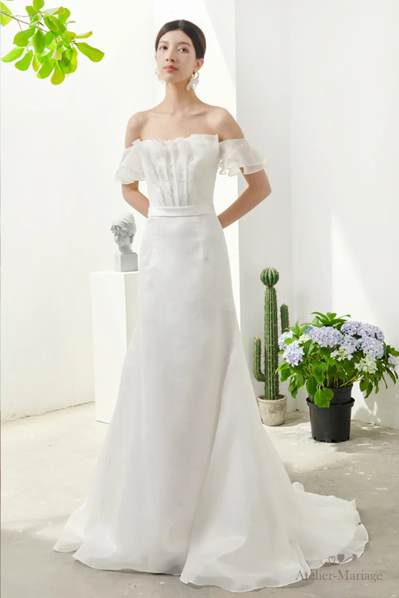 Femme très élégante en robe de mariée blanche chic et simple bohème