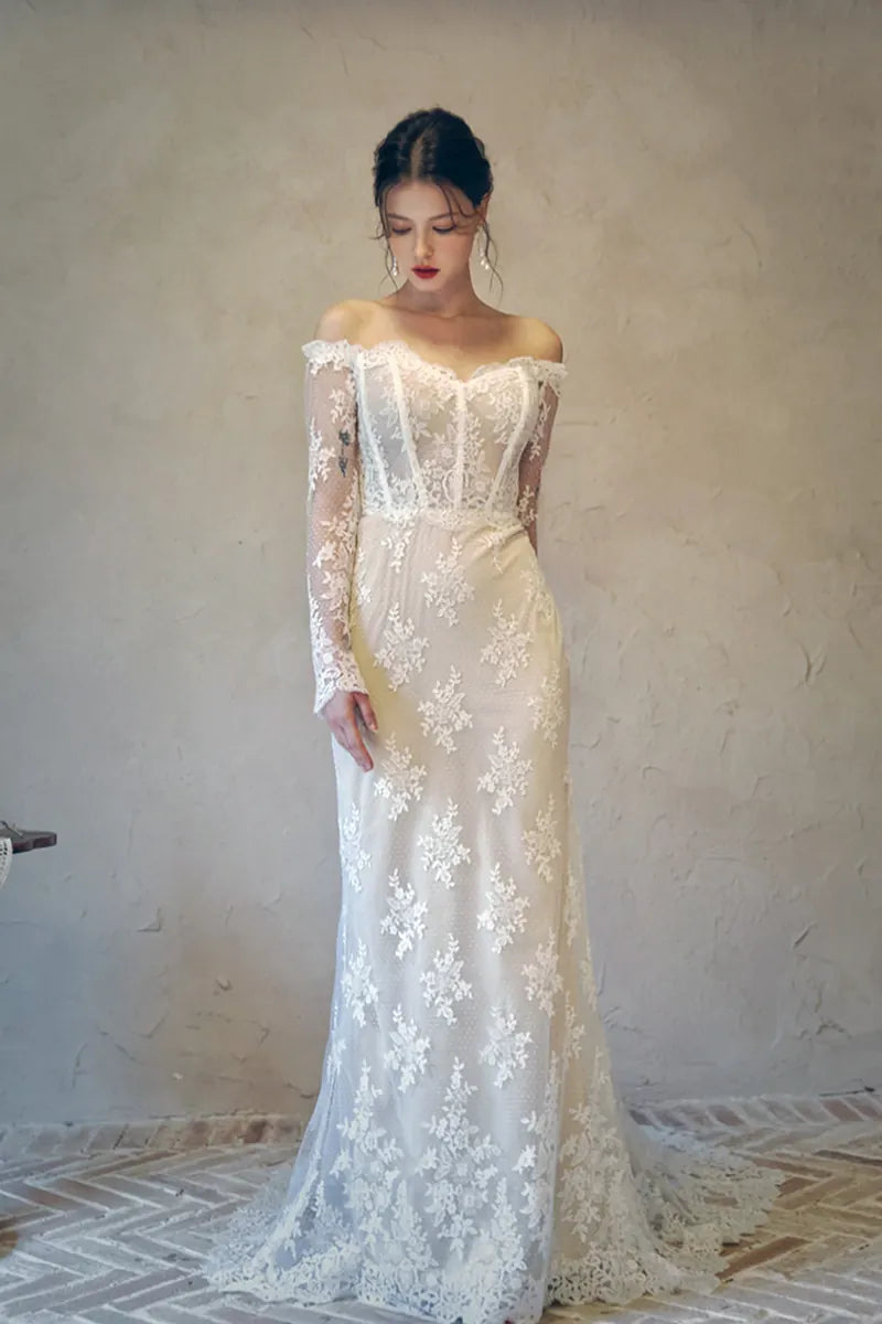 Femme ressemblant à une déesse en robe de mariée dentelle bohème à manches longues