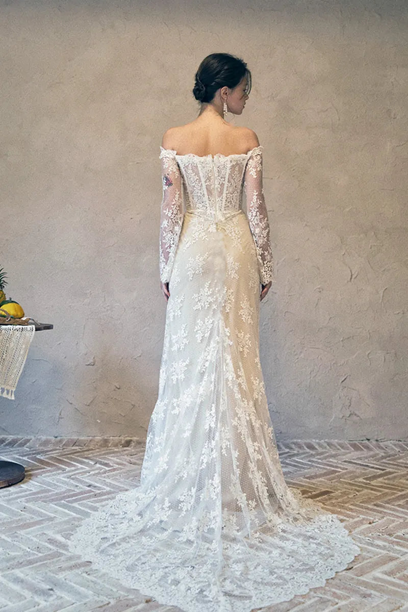 Belle femme en robe de mariée dentelle bohème à manches longues avec dos nu