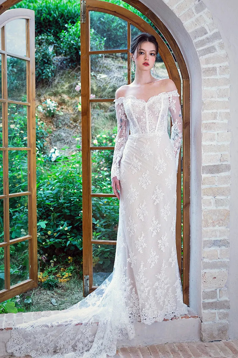 Belle femme portant une robe de mariée en dentelle bohème à manches longues et corset