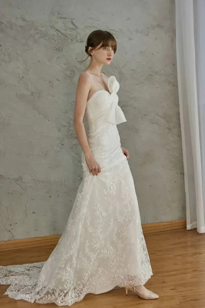 Belle femme élégante portant une robe de mariée sirène dos nu en dentelle bohème chic