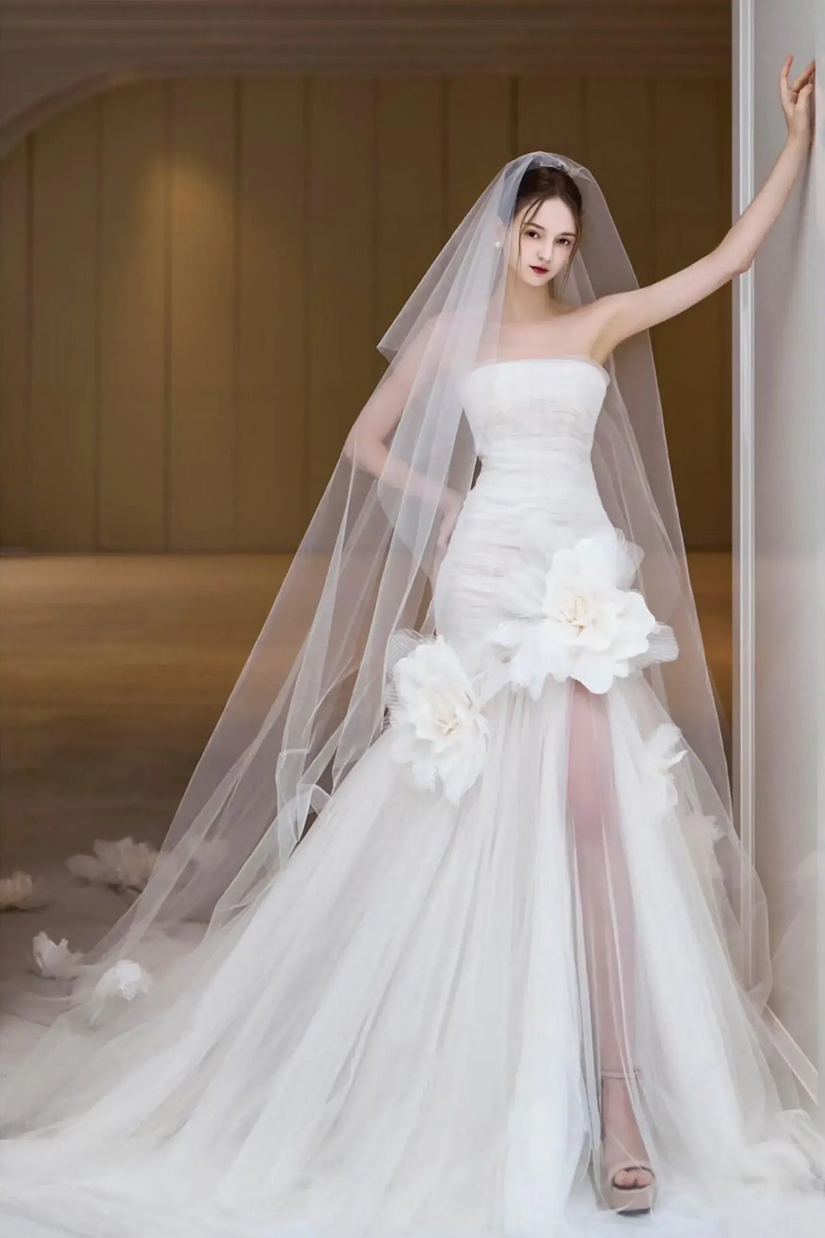 Détail de la fente sensuelle sur la jupe en tulle souple d'une robe de mariée moderne.