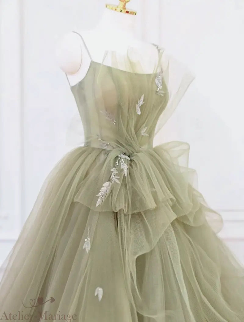 Finition haute couture et coutures invisibles sur une robe de mariée de couleur.