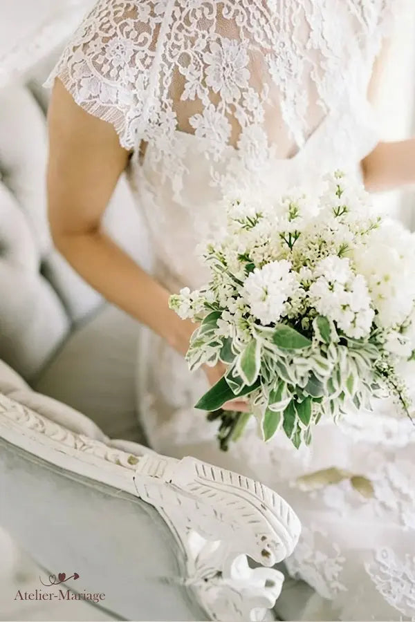 Finition haute couture du col illusion avec broderies de dentelle sur tulle transparent.