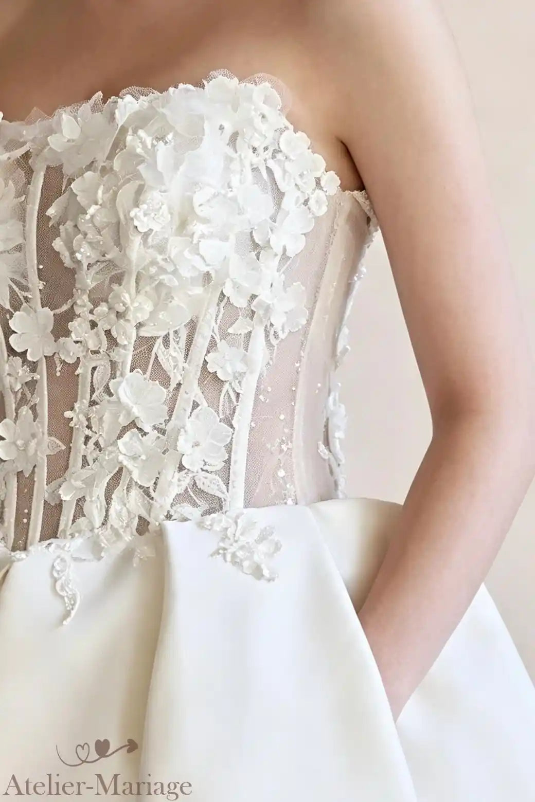 Détail du profil montrant le relief des fleurs d'organza et la qualité du satin.