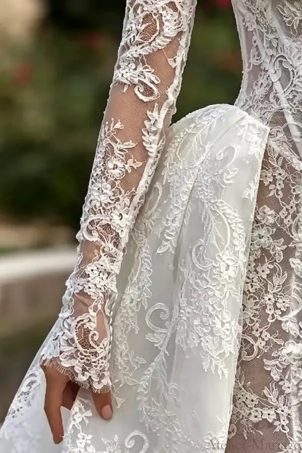 Zoom sur la finition artisanale du poignet en dentelle fine, un accessoire de mariée sophistiqué pour transformer une robe bustier.