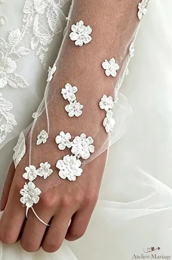 Finition de poignet avec boucle attache au majeur et fleurs 3D de mariée