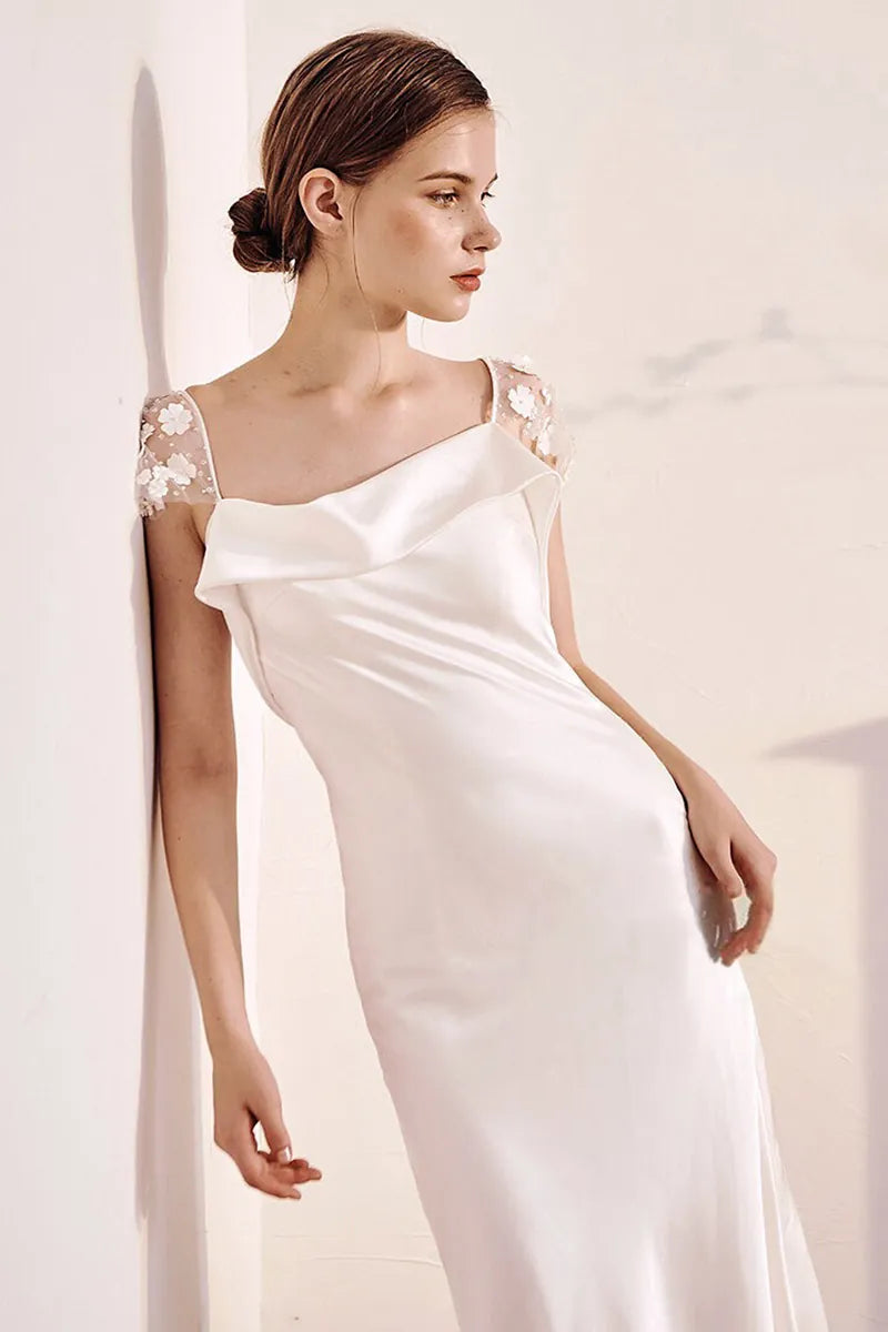 initions artisanales des fleurs 3D et perles sur le tulle.