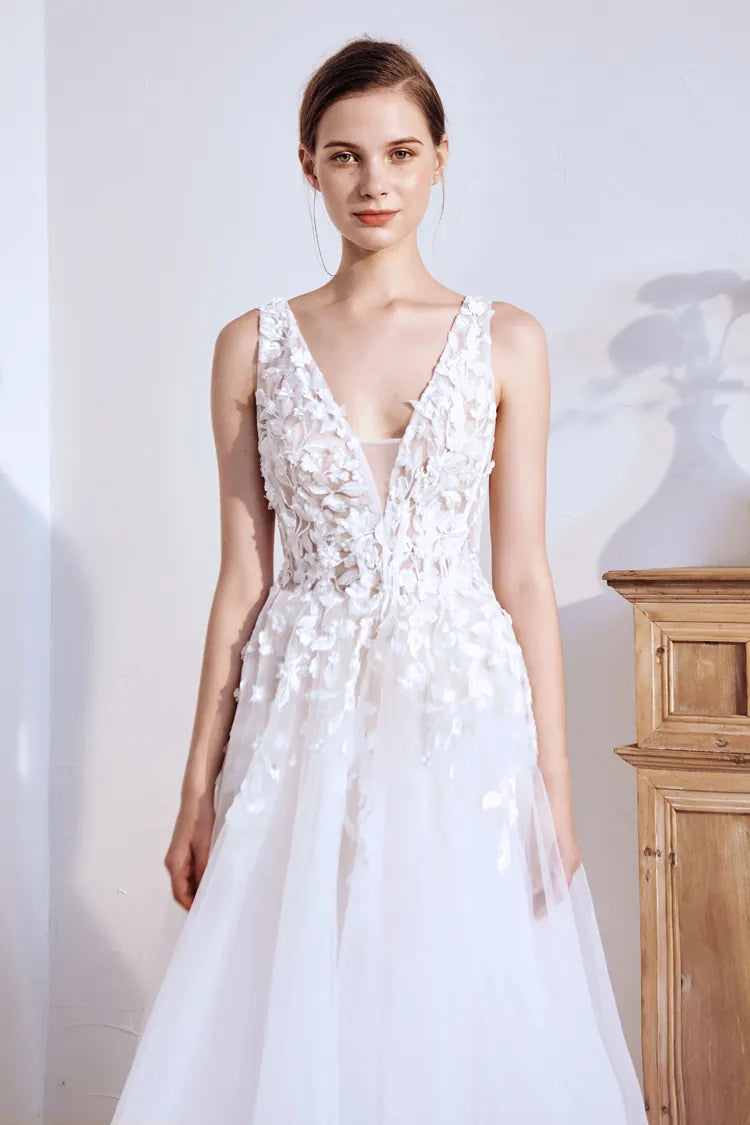 Détail des fleurs 3D appliquées à la main sur l'organza de la robe.