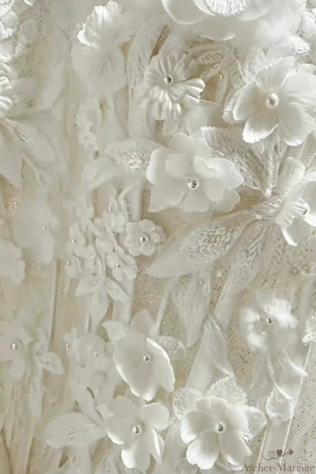 Détail des fleurs 3D en organza placées à la main sur un bustier haute couture.