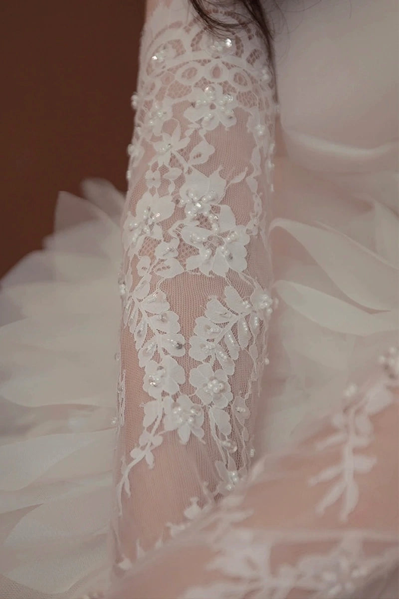 Gants de mariée prestige 60cm avec broderies perlées et fleurs en dentelle.