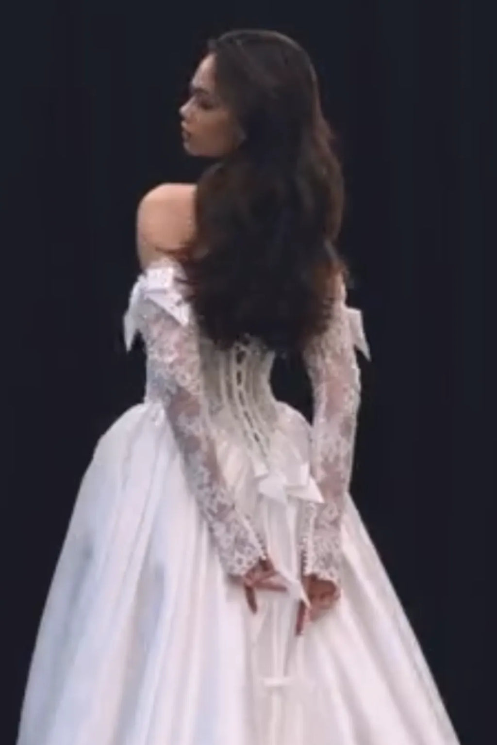 Idée pour accessoiriser une robe de mariée bustier avec des manches en dentelle à nœuds.