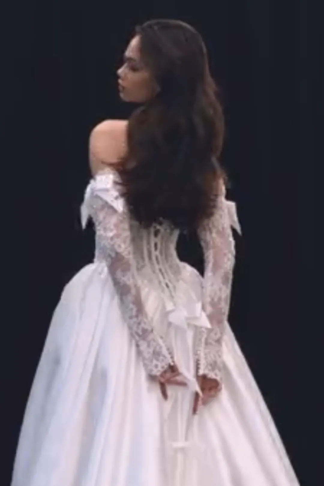 Idée pour accessoiriser une robe de mariée bustier avec des manches en dentelle à nœuds.