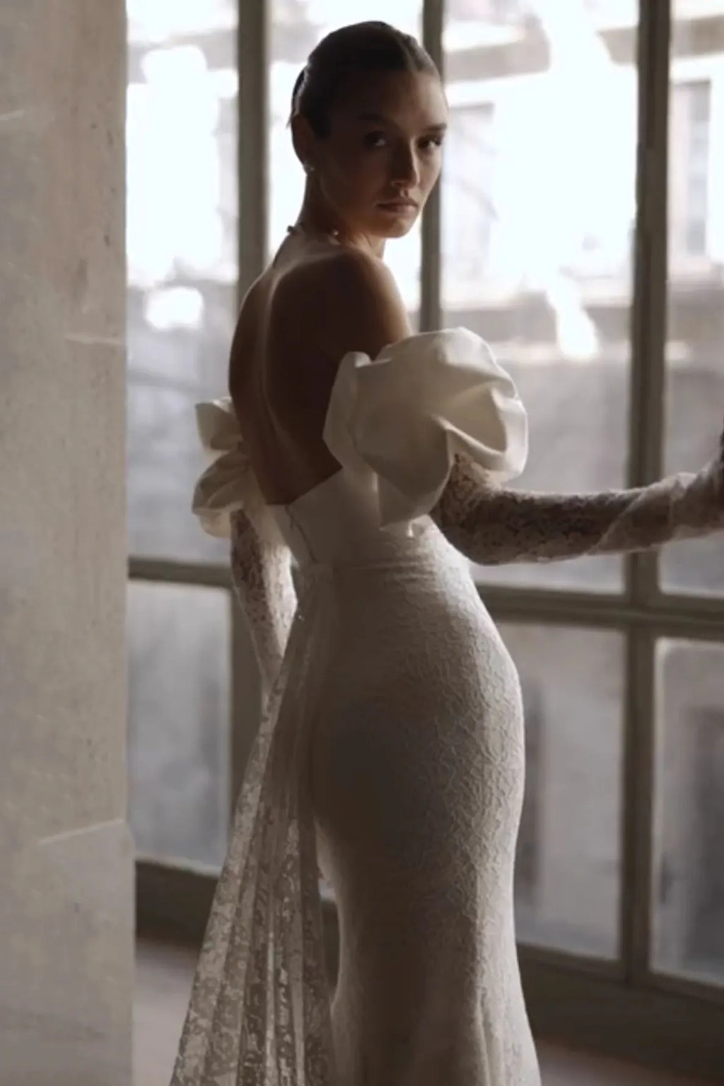 Idée de look mariage 2026 : transformer sa robe avec des manches en satin et dentelle.