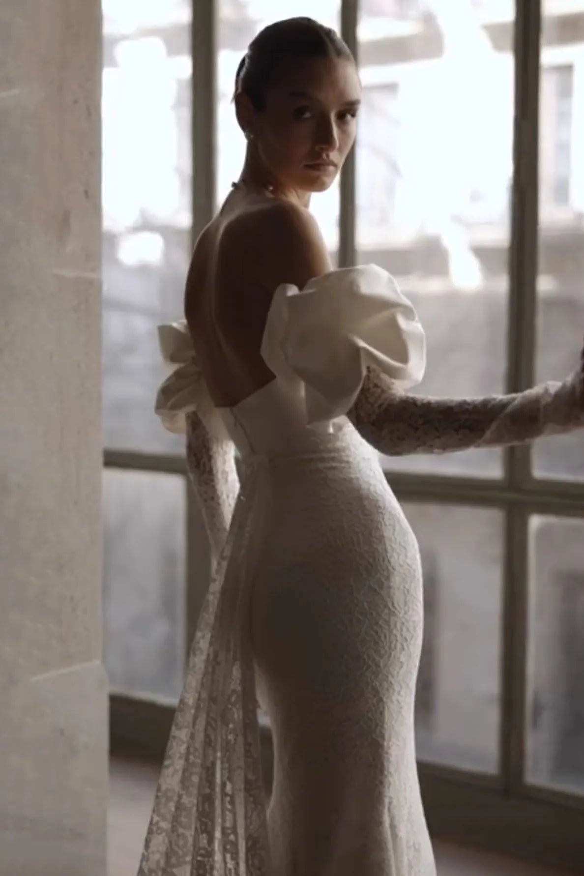 Idée de look mariage 2026 : transformer sa robe avec des manches en satin et dentelle.