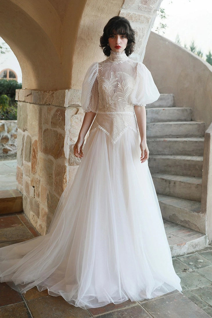 Mariée portant une robe style Bridgerton chic dans un décor de pierre ancienne.