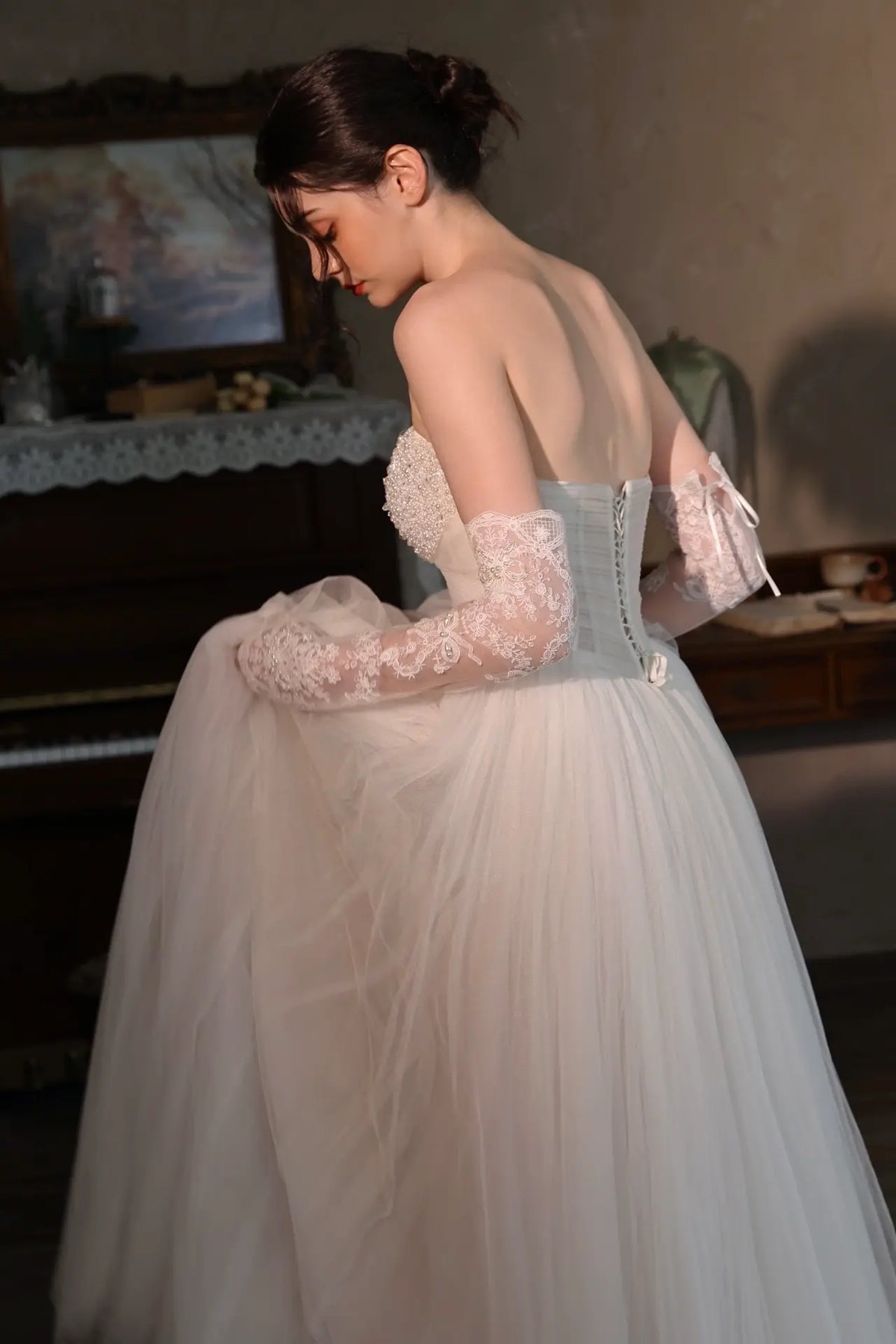 Inspiration romantique avec des manches de mariée en dentelle perlée de haute couture.