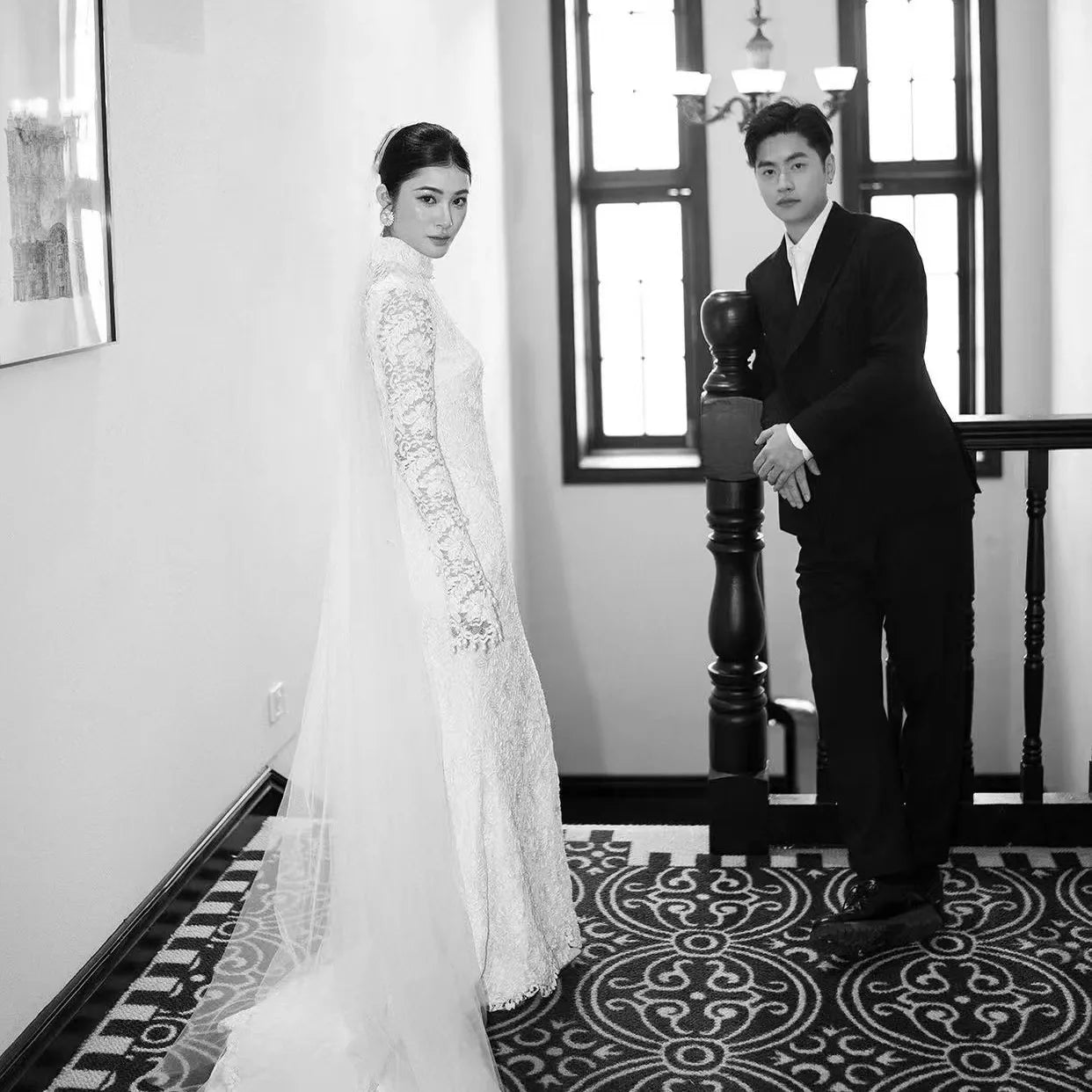 Moment de joie romantique pour la mariée dans sa robe orientale en dentelle perlée
