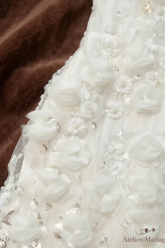 Détail de la jupe : fleurs 3D, perles et sequins posés sur le tulle